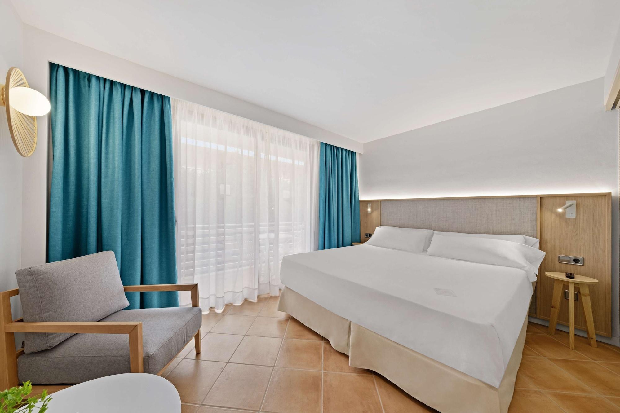 Hotel Occidental Cala Vinas 4*